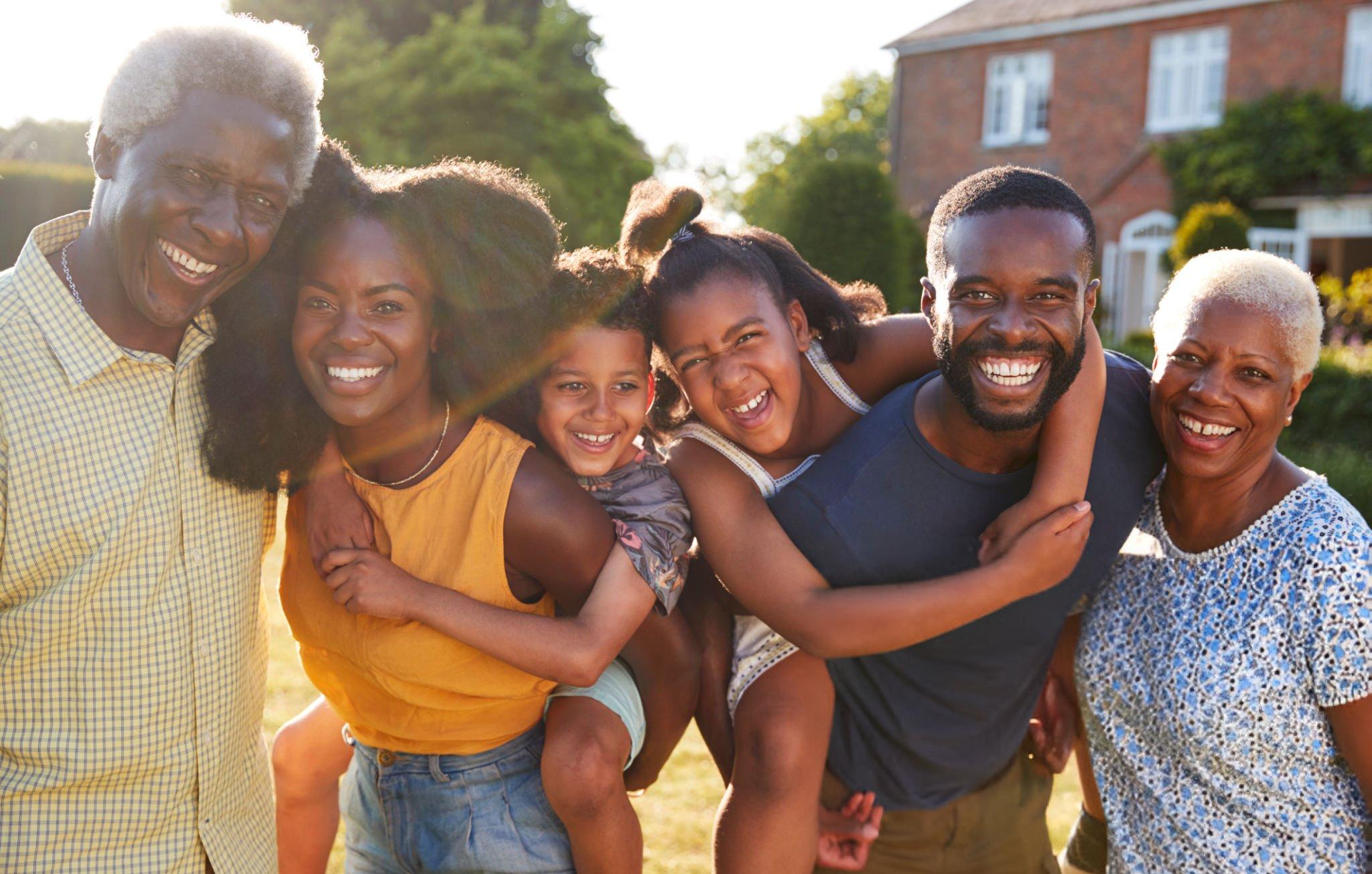 Famille heureuse protégée